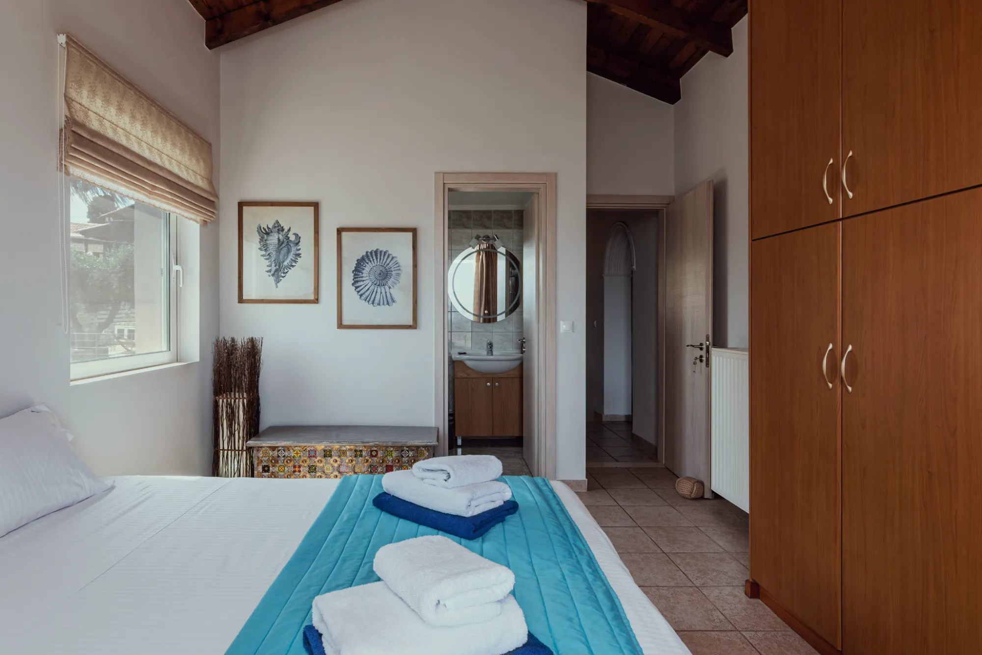 Shared Twin | w/ Balcony & Bathroom - Image 1