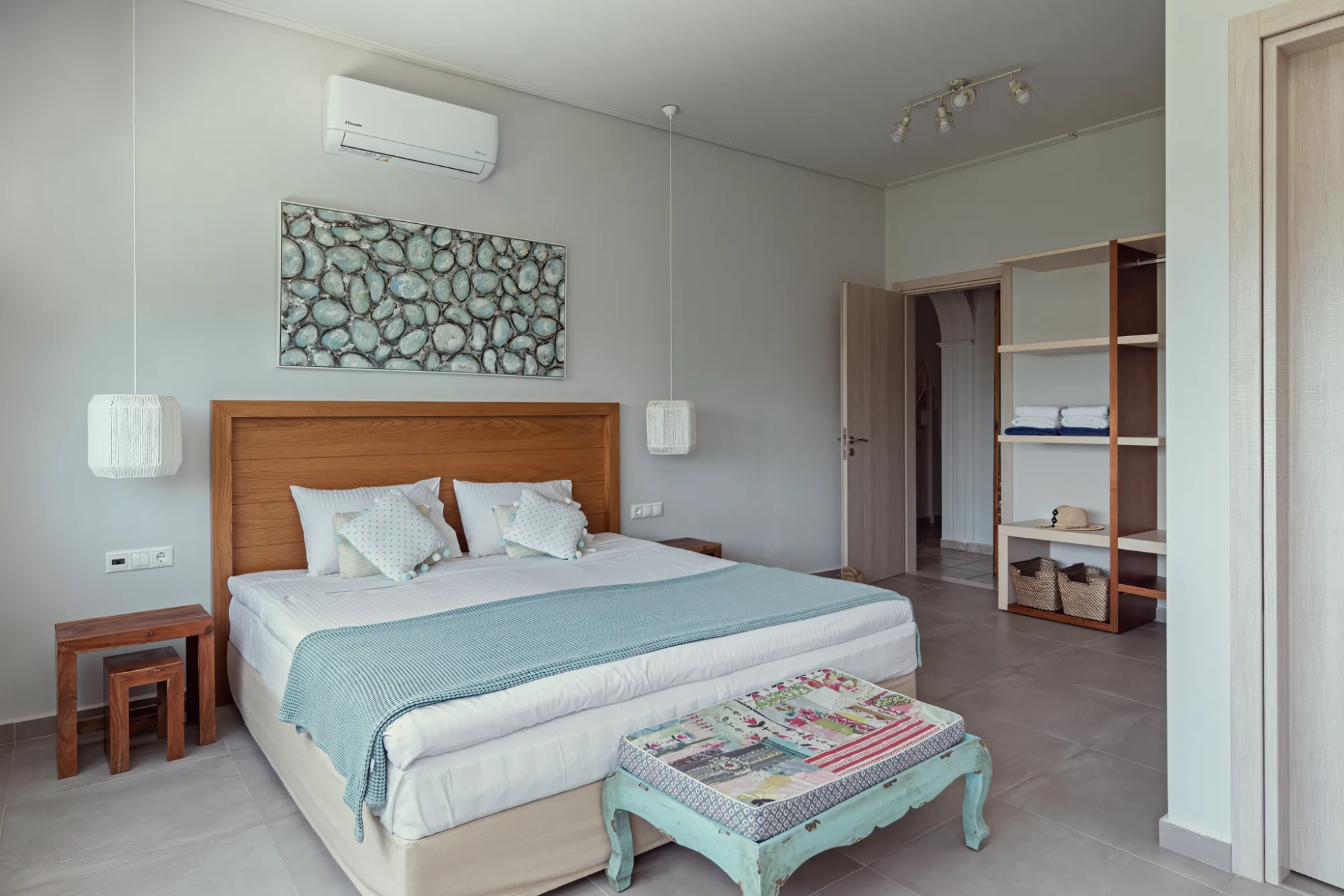 Private | Large w/ Kingsize & Bathroom - Image 1