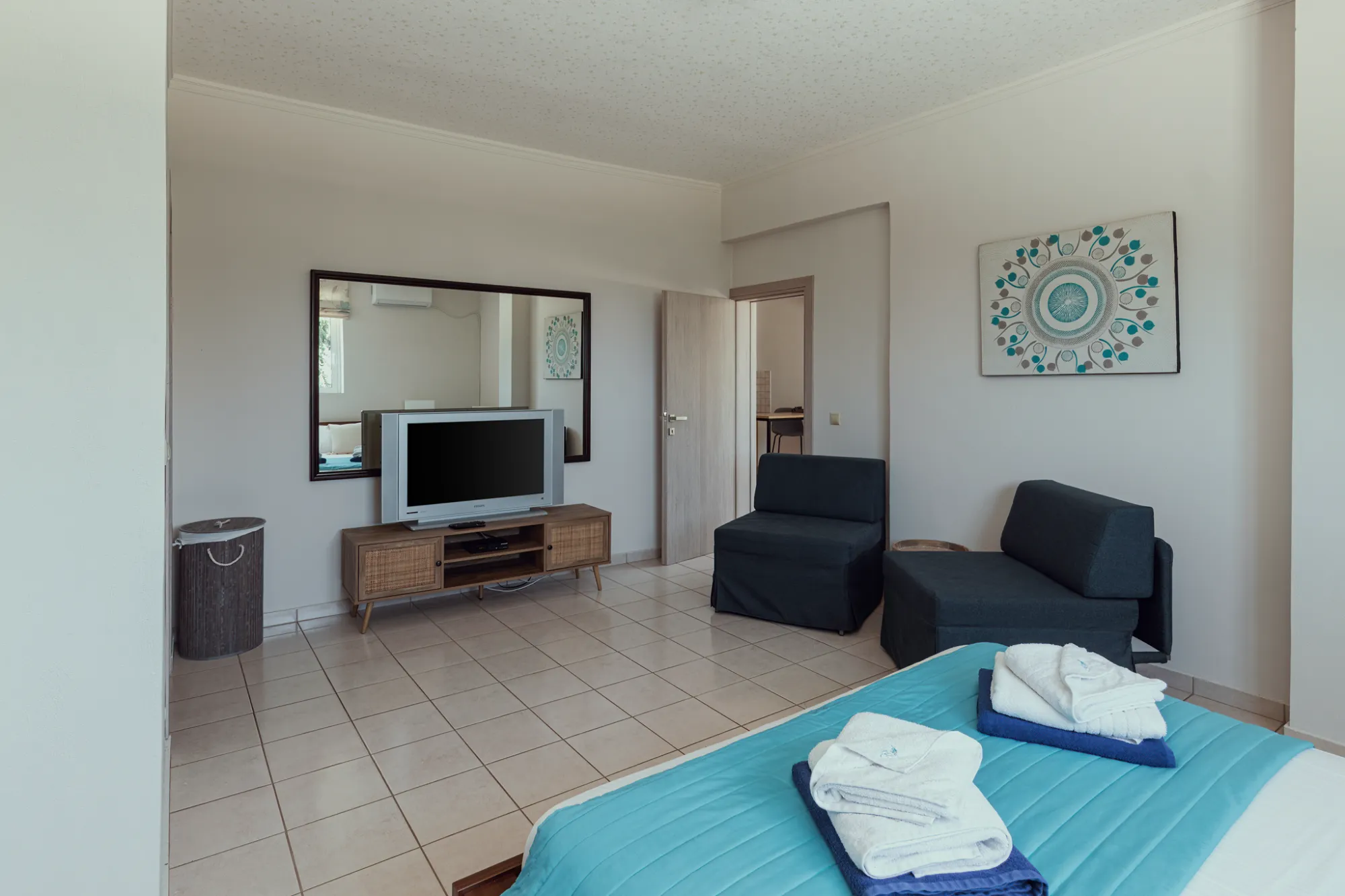 Private | w/ Kingsize & Bathroom - Image 1