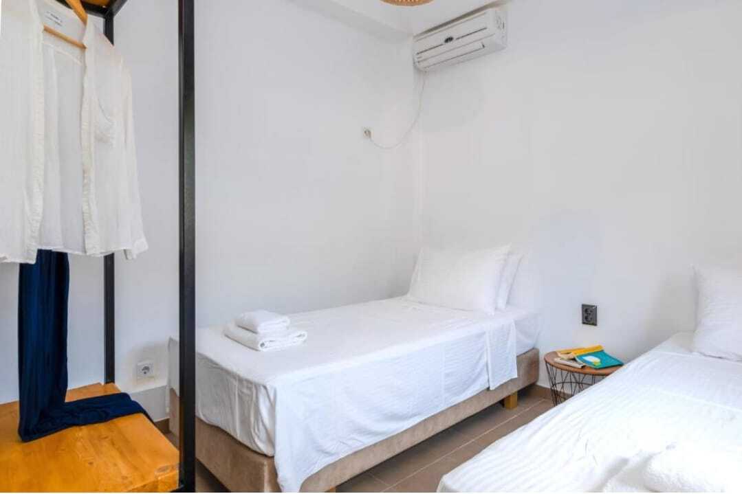202 | Shared | w/ Seaview Lounge & Bathroom - Image 1